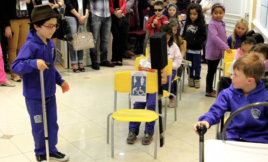 O Governo do Paraná promove ao longo desta terça-feira (29) o 1º Fórum Estadual de Segurança no Trânsito e Prevenção de Acidentes. O evento que acontece em Curitiba reúne representantes do Estado e da sociedade civil. Objetivo é apresentar o Projeto Vida no Trânsito que busca redução de acidentes e ainda aderir como parceiros novos municípios paranaenses.