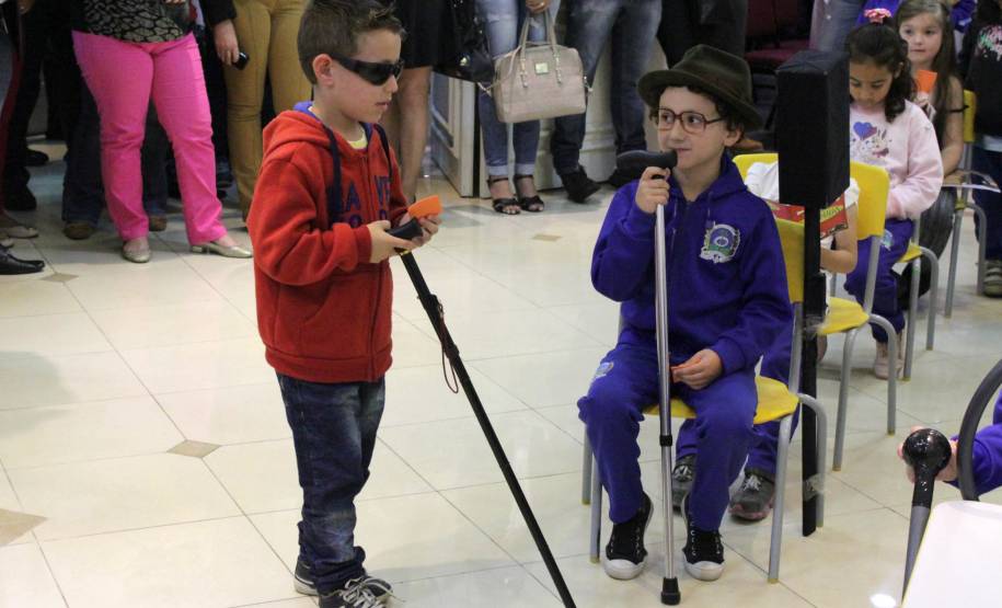 O Governo do Paraná promove ao longo desta terça-feira (29) o 1º Fórum Estadual de Segurança no Trânsito e Prevenção de Acidentes. O evento que acontece em Curitiba reúne representantes do Estado e da sociedade civil. Objetivo é apresentar o Projeto Vida no Trânsito que busca redução de acidentes e ainda aderir como parceiros novos municípios paranaenses.