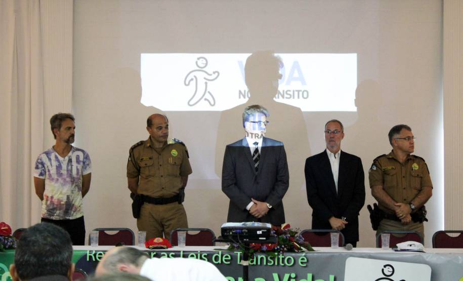 O Governo do Paraná promove ao longo desta terça-feira (29) o 1º Fórum Estadual de Segurança no Trânsito e Prevenção de Acidentes. O evento que acontece em Curitiba reúne representantes do Estado e da sociedade civil. Objetivo é apresentar o Projeto Vida no Trânsito que busca redução de acidentes e ainda aderir como parceiros novos municípios paranaenses.
