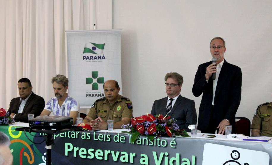 O Governo do Paraná promove ao longo desta terça-feira (29) o 1º Fórum Estadual de Segurança no Trânsito e Prevenção de Acidentes. O evento que acontece em Curitiba reúne representantes do Estado e da sociedade civil. Objetivo é apresentar o Projeto Vida no Trânsito que busca redução de acidentes e ainda aderir como parceiros novos municípios paranaenses.