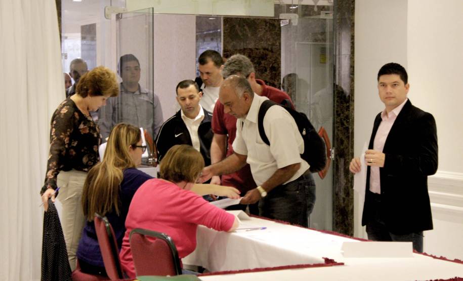 O Governo do Paraná promove ao longo desta terça-feira (29) o 1º Fórum Estadual de Segurança no Trânsito e Prevenção de Acidentes. O evento que acontece em Curitiba reúne representantes do Estado e da sociedade civil. Objetivo é apresentar o Projeto Vida no Trânsito que busca redução de acidentes e ainda aderir como parceiros novos municípios paranaenses.