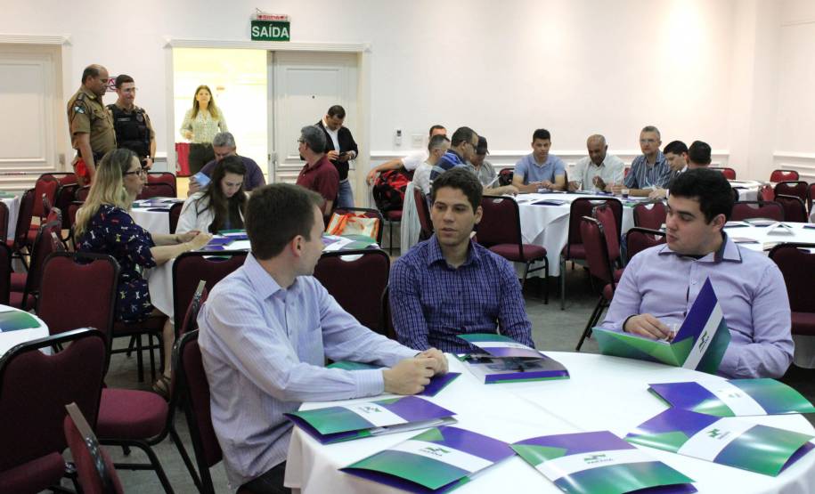 O Governo do Paraná promove ao longo desta terça-feira (29) o 1º Fórum Estadual de Segurança no Trânsito e Prevenção de Acidentes. O evento que acontece em Curitiba reúne representantes do Estado e da sociedade civil. Objetivo é apresentar o Projeto Vida no Trânsito que busca redução de acidentes e ainda aderir como parceiros novos municípios paranaenses.