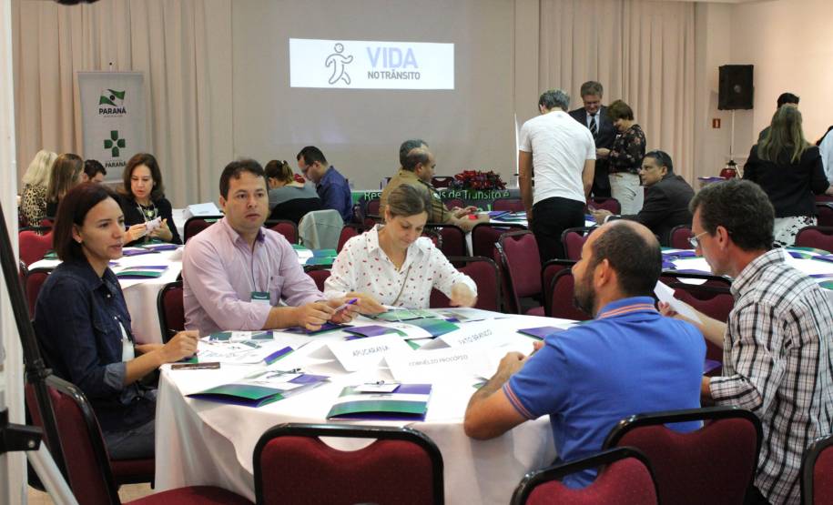 O Governo do Paraná promove ao longo desta terça-feira (29) o 1º Fórum Estadual de Segurança no Trânsito e Prevenção de Acidentes. O evento que acontece em Curitiba reúne representantes do Estado e da sociedade civil. Objetivo é apresentar o Projeto Vida no Trânsito que busca redução de acidentes e ainda aderir como parceiros novos municípios paranaenses.