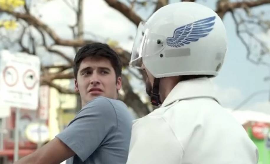 Transmitidas pelos principais canais de Curitiba e do Interior, os filmes devem falar diretamente aos condutores que integram o principal grupo de risco no trânsito e que estão envolvidos em quase 70% dos acidentes registrados no Brasil.