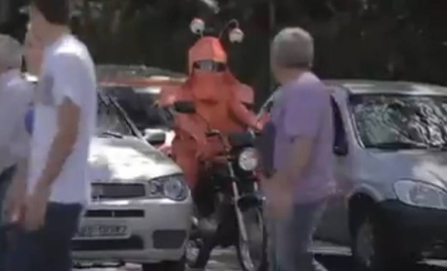 Transmitidas pelos principais canais de Curitiba e do Interior, os filmes devem falar diretamente aos condutores que integram o principal grupo de risco no trânsito e que estão envolvidos em quase 70% dos acidentes registrados no Brasil.