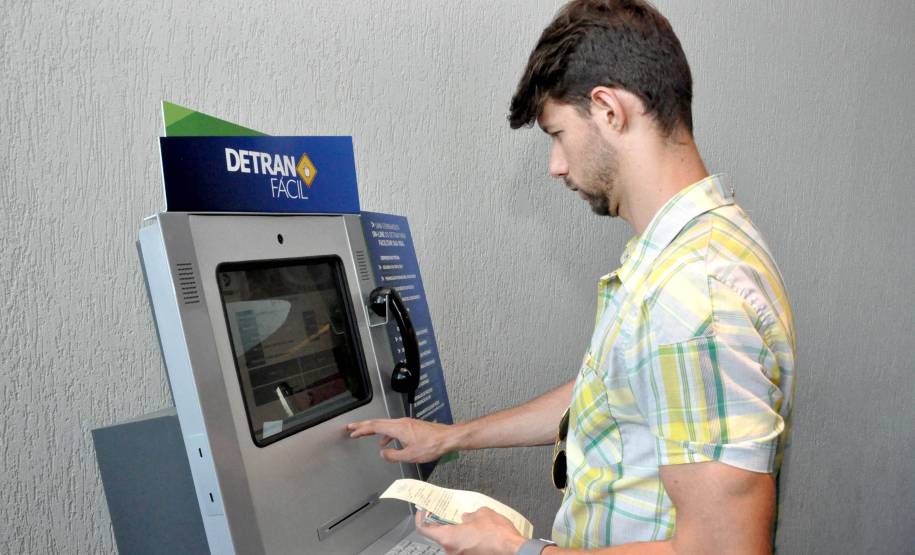 O Departamento de Trânsito do Paraná (Detran) inicia nesta segunda-feira (5), em São José dos Pinhais, um projeto piloto que vai permitir a agenda prévia das vistorias veiculares - obrigatórias no primeiro emplacamento, troca de município ou transferência do veículo. Com a mudança, os usuários poderão escolher data e horário para realizar o serviço, sem filas ou deslocamentos desnecessários.