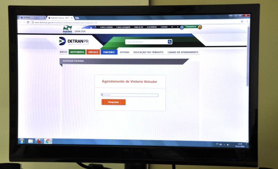 O Departamento de Trânsito do Paraná (Detran) inicia nesta segunda-feira (5), em São José dos Pinhais, um projeto piloto que vai permitir a agenda prévia das vistorias veiculares - obrigatórias no primeiro emplacamento, troca de município ou transferência do veículo. Com a mudança, os usuários poderão escolher data e horário para realizar o serviço, sem filas ou deslocamentos desnecessários.