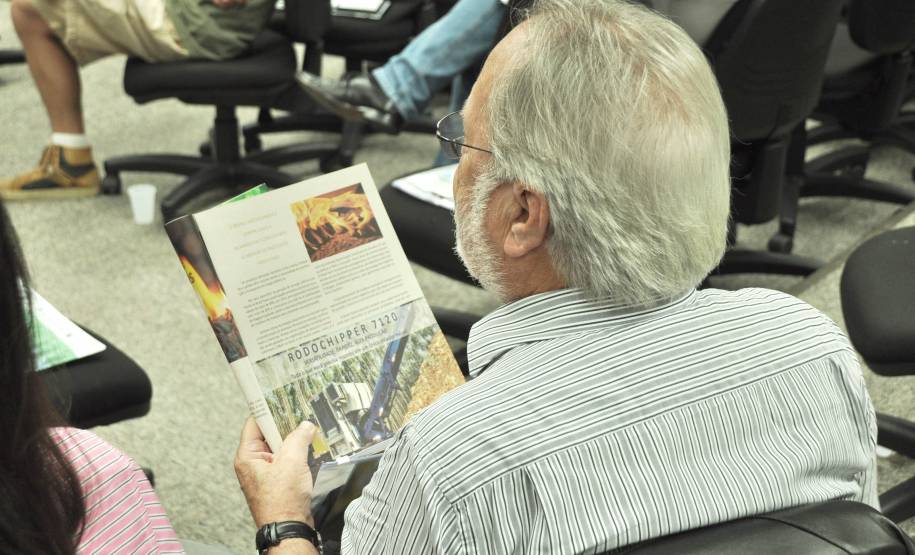 O diretor-geral do Departamento de Trânsito do Paraná (Detran), Marcos Traad, participou nesta quinta-feira (8) do Seminário Sustentabilidade Territorial Urbana, no Campus da Federação das Indústrias do Estado do Paraná (Fiep), em Curitiba. Como moderador da mesa “Mobilidade Urbana uma nova visão”, o diretor trouxe um panorama do trânsito e o perfil dos condutores paranaenses.