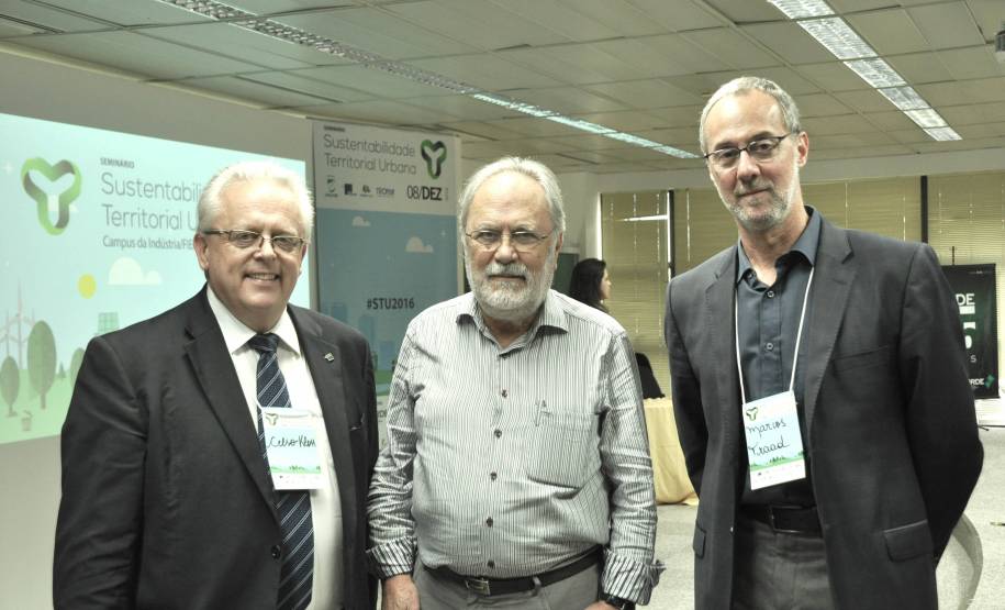 O diretor-geral do Departamento de Trânsito do Paraná (Detran), Marcos Traad, participou nesta quinta-feira (8) do Seminário Sustentabilidade Territorial Urbana, no Campus da Federação das Indústrias do Estado do Paraná (Fiep), em Curitiba. Como moderador da mesa “Mobilidade Urbana uma nova visão”, o diretor trouxe um panorama do trânsito e o perfil dos condutores paranaenses.