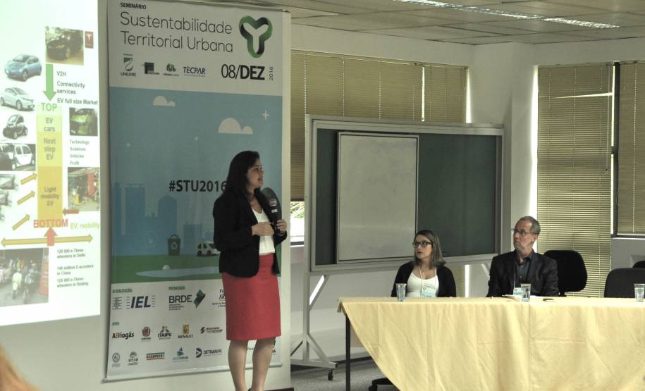 O diretor-geral do Departamento de Trânsito do Paraná (Detran), Marcos Traad, participou nesta quinta-feira (8) do Seminário Sustentabilidade Territorial Urbana, no Campus da Federação das Indústrias do Estado do Paraná (Fiep), em Curitiba. Como moderador da mesa “Mobilidade Urbana uma nova visão”, o diretor trouxe um panorama do trânsito e o perfil dos condutores paranaenses.