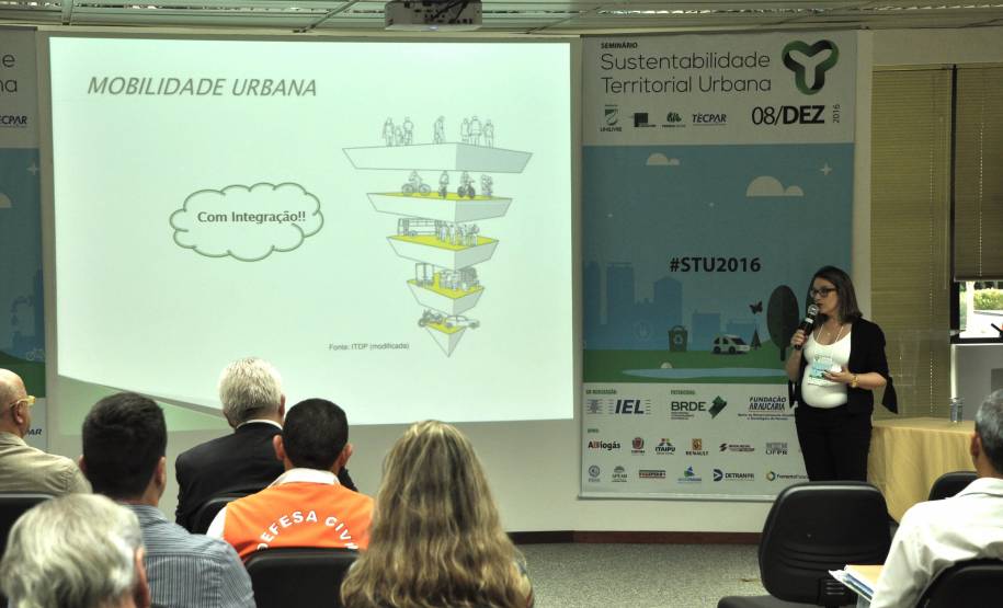 O diretor-geral do Departamento de Trânsito do Paraná (Detran), Marcos Traad, participou nesta quinta-feira (8) do Seminário Sustentabilidade Territorial Urbana, no Campus da Federação das Indústrias do Estado do Paraná (Fiep), em Curitiba. Como moderador da mesa “Mobilidade Urbana uma nova visão”, o diretor trouxe um panorama do trânsito e o perfil dos condutores paranaenses.