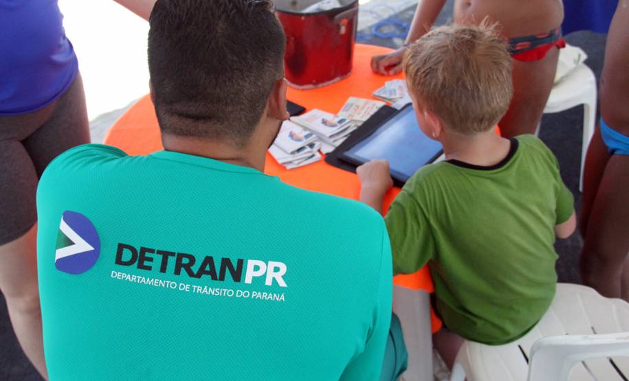 Centenas de pessoas já passaram pela tenda recreativa do Departamento Estadual de Trânsito do Paraná (DETRAN-PR) que está montada na Avenida Atlântica em Matinhos (PR), Litoral do estado.Foto: Soldado Adilson Voinaski Afonso