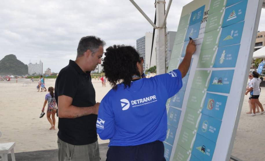 O Departamento de Trânsito do Paraná (Detran) oferece, em uma tenda instalada em Matinhos, cinco atividades divertidas e educativas para crianças e adultos. Elas são: tabuleiro gigante, em que os participantes são as próprias peças, atividades de colorir, painéis com placas sobre infrações de trânsito e suas penalidades, jogos digitais da memória e de simulação do trânsito.