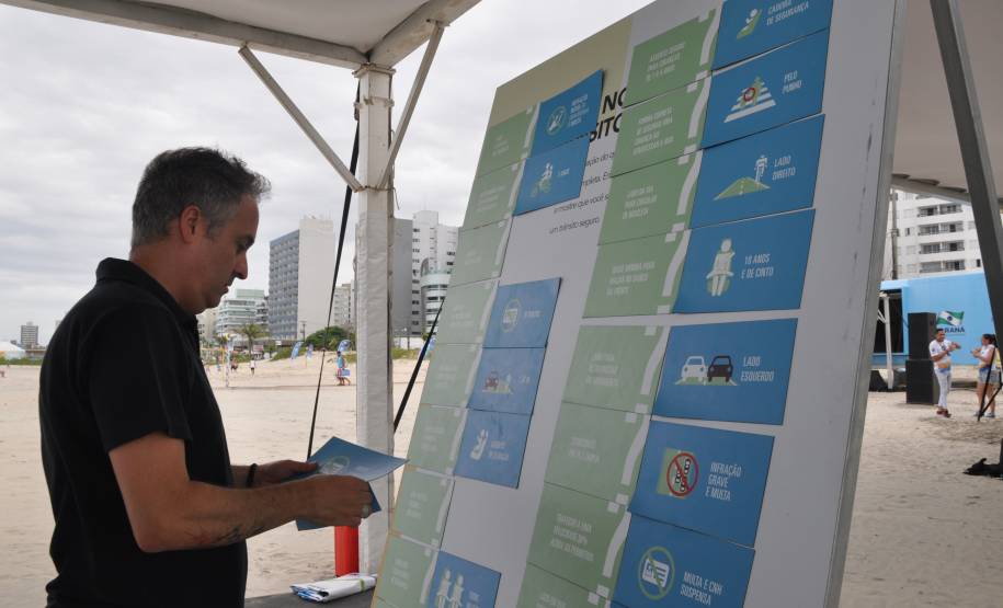 O Departamento de Trânsito do Paraná (Detran) oferece, em uma tenda instalada em Matinhos, cinco atividades divertidas e educativas para crianças e adultos. Elas são: tabuleiro gigante, em que os participantes são as próprias peças, atividades de colorir, painéis com placas sobre infrações de trânsito e suas penalidades, jogos digitais da memória e de simulação do trânsito.