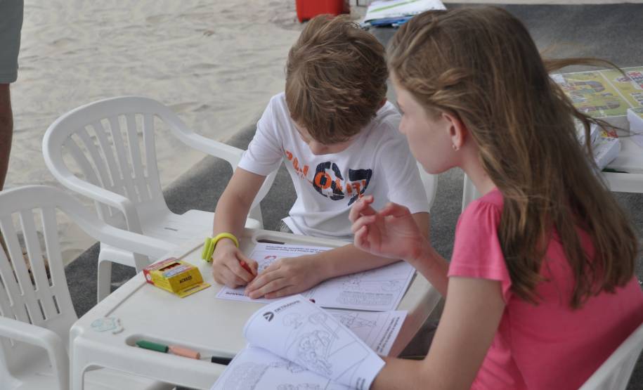 O Departamento de Trânsito do Paraná (Detran) oferece, em uma tenda instalada em Matinhos, cinco atividades divertidas e educativas para crianças e adultos. Elas são: tabuleiro gigante, em que os participantes são as próprias peças, atividades de colorir, painéis com placas sobre infrações de trânsito e suas penalidades, jogos digitais da memória e de simulação do trânsito.