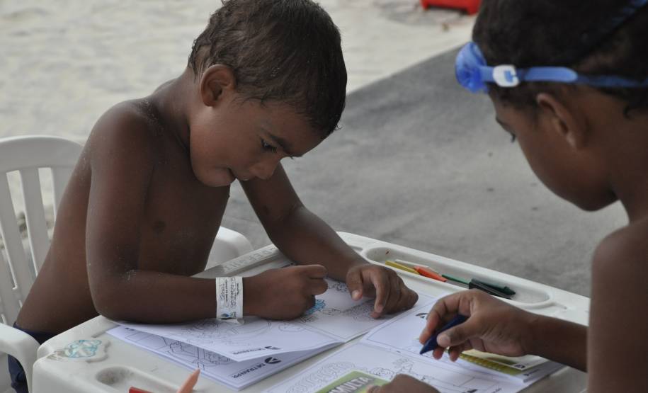 O Departamento de Trânsito do Paraná (Detran) oferece, em uma tenda instalada em Matinhos, cinco atividades divertidas e educativas para crianças e adultos. Elas são: tabuleiro gigante, em que os participantes são as próprias peças, atividades de colorir, painéis com placas sobre infrações de trânsito e suas penalidades, jogos digitais da memória e de simulação do trânsito.