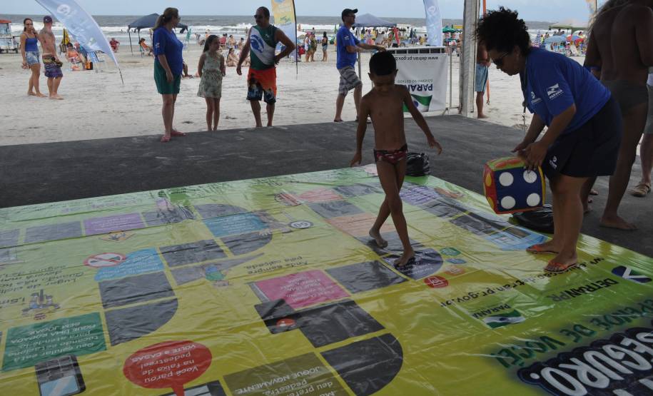 O Departamento de Trânsito do Paraná (Detran) oferece, em uma tenda instalada em Matinhos, cinco atividades divertidas e educativas para crianças e adultos. Elas são: tabuleiro gigante, em que os participantes são as próprias peças, atividades de colorir, painéis com placas sobre infrações de trânsito e suas penalidades, jogos digitais da memória e de simulação do trânsito.