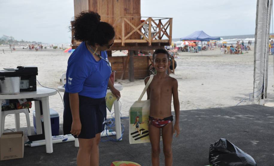O Departamento de Trânsito do Paraná (Detran) oferece, em uma tenda instalada em Matinhos, cinco atividades divertidas e educativas para crianças e adultos. Elas são: tabuleiro gigante, em que os participantes são as próprias peças, atividades de colorir, painéis com placas sobre infrações de trânsito e suas penalidades, jogos digitais da memória e de simulação do trânsito.