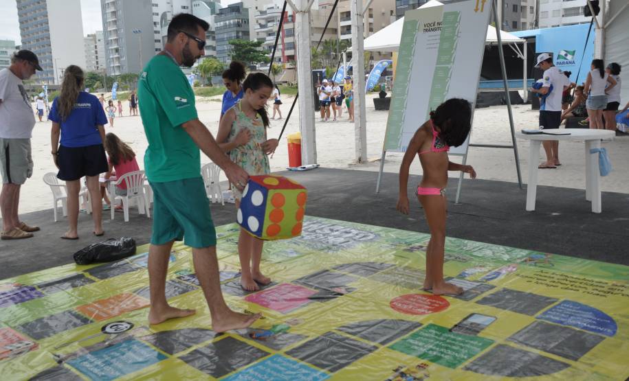 O Departamento de Trânsito do Paraná (Detran) oferece, em uma tenda instalada em Matinhos, cinco atividades divertidas e educativas para crianças e adultos. Elas são: tabuleiro gigante, em que os participantes são as próprias peças, atividades de colorir, painéis com placas sobre infrações de trânsito e suas penalidades, jogos digitais da memória e de simulação do trânsito.