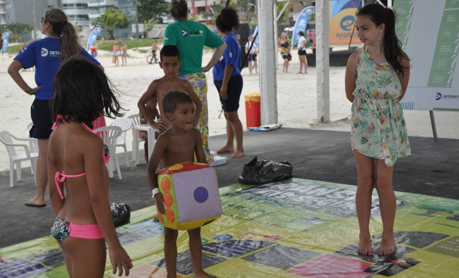 O Departamento de Trânsito do Paraná (Detran) oferece, em uma tenda instalada em Matinhos, cinco atividades divertidas e educativas para crianças e adultos. Elas são: tabuleiro gigante, em que os participantes são as próprias peças, atividades de colorir, painéis com placas sobre infrações de trânsito e suas penalidades, jogos digitais da memória e de simulação do trânsito.