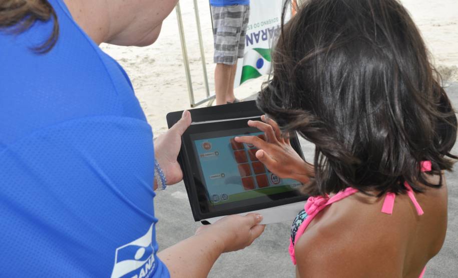 O Departamento de Trânsito do Paraná (Detran) oferece, em uma tenda instalada em Matinhos, cinco atividades divertidas e educativas para crianças e adultos. Elas são: tabuleiro gigante, em que os participantes são as próprias peças, atividades de colorir, painéis com placas sobre infrações de trânsito e suas penalidades, jogos digitais da memória e de simulação do trânsito.