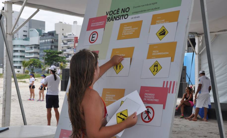 O Departamento de Trânsito do Paraná (Detran) oferece, em uma tenda instalada em Matinhos, cinco atividades divertidas e educativas para crianças e adultos. Elas são: tabuleiro gigante, em que os participantes são as próprias peças, atividades de colorir, painéis com placas sobre infrações de trânsito e suas penalidades, jogos digitais da memória e de simulação do trânsito.