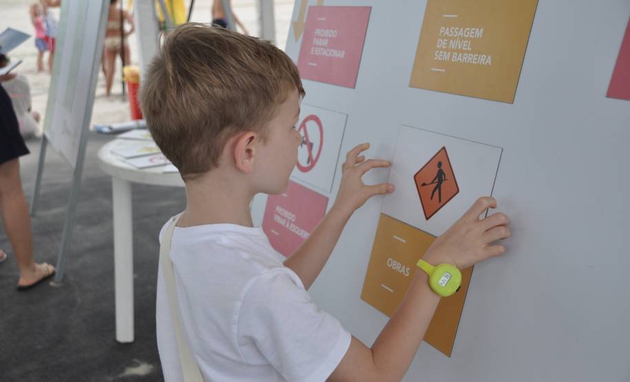O Departamento de Trânsito do Paraná (Detran) oferece, em uma tenda instalada em Matinhos, cinco atividades divertidas e educativas para crianças e adultos. Elas são: tabuleiro gigante, em que os participantes são as próprias peças, atividades de colorir, painéis com placas sobre infrações de trânsito e suas penalidades, jogos digitais da memória e de simulação do trânsito.