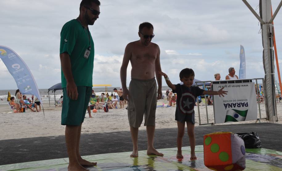 O Departamento de Trânsito do Paraná (Detran) oferece, em uma tenda instalada em Matinhos, cinco atividades divertidas e educativas para crianças e adultos. Elas são: tabuleiro gigante, em que os participantes são as próprias peças, atividades de colorir, painéis com placas sobre infrações de trânsito e suas penalidades, jogos digitais da memória e de simulação do trânsito.