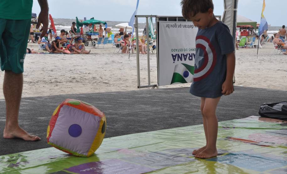 O Departamento de Trânsito do Paraná (Detran) oferece, em uma tenda instalada em Matinhos, cinco atividades divertidas e educativas para crianças e adultos. Elas são: tabuleiro gigante, em que os participantes são as próprias peças, atividades de colorir, painéis com placas sobre infrações de trânsito e suas penalidades, jogos digitais da memória e de simulação do trânsito.