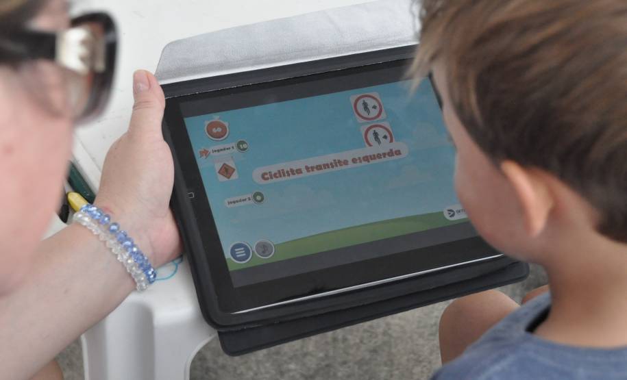 O Departamento de Trânsito do Paraná (Detran) oferece, em uma tenda instalada em Matinhos, cinco atividades divertidas e educativas para crianças e adultos. Elas são: tabuleiro gigante, em que os participantes são as próprias peças, atividades de colorir, painéis com placas sobre infrações de trânsito e suas penalidades, jogos digitais da memória e de simulação do trânsito.