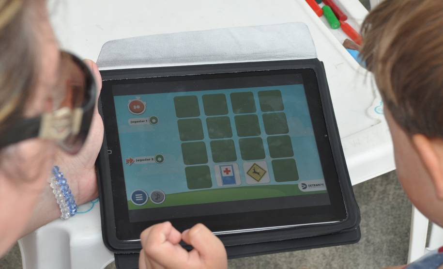 O Departamento de Trânsito do Paraná (Detran) oferece, em uma tenda instalada em Matinhos, cinco atividades divertidas e educativas para crianças e adultos. Elas são: tabuleiro gigante, em que os participantes são as próprias peças, atividades de colorir, painéis com placas sobre infrações de trânsito e suas penalidades, jogos digitais da memória e de simulação do trânsito.