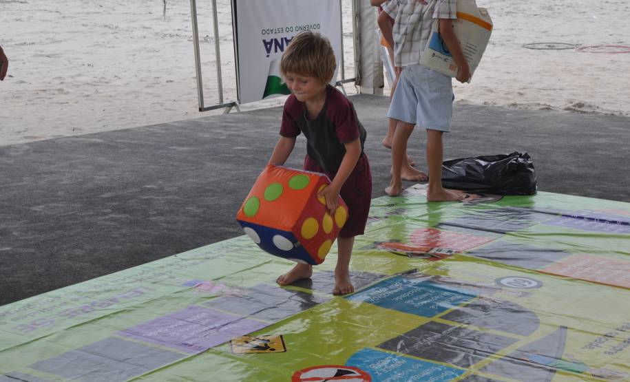 O Departamento de Trânsito do Paraná (Detran) oferece, em uma tenda instalada em Matinhos, cinco atividades divertidas e educativas para crianças e adultos. Elas são: tabuleiro gigante, em que os participantes são as próprias peças, atividades de colorir, painéis com placas sobre infrações de trânsito e suas penalidades, jogos digitais da memória e de simulação do trânsito.