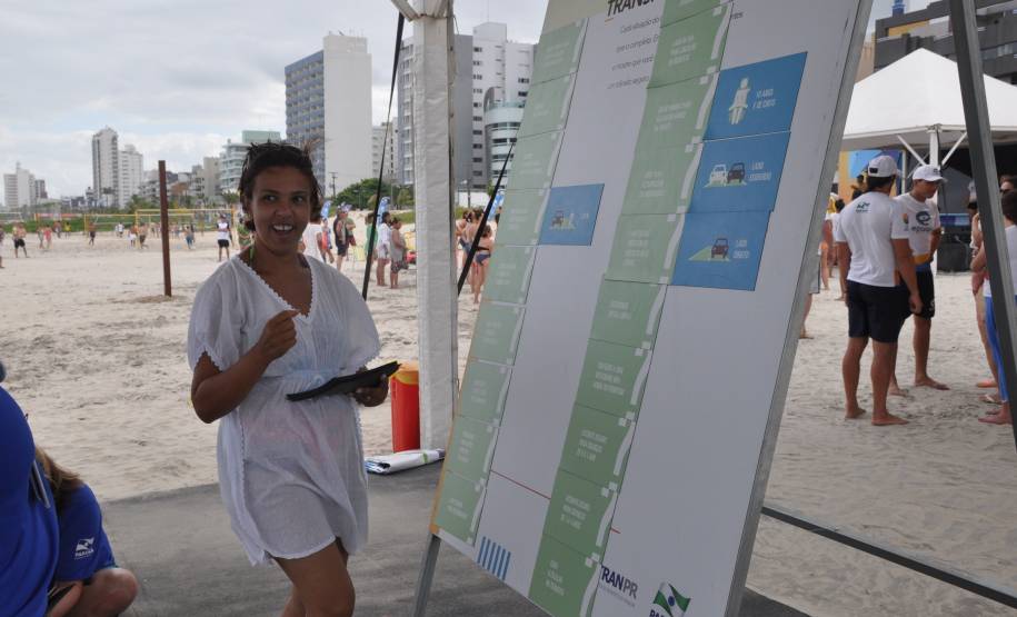 O Departamento de Trânsito do Paraná (Detran) oferece, em uma tenda instalada em Matinhos, cinco atividades divertidas e educativas para crianças e adultos. Elas são: tabuleiro gigante, em que os participantes são as próprias peças, atividades de colorir, painéis com placas sobre infrações de trânsito e suas penalidades, jogos digitais da memória e de simulação do trânsito.