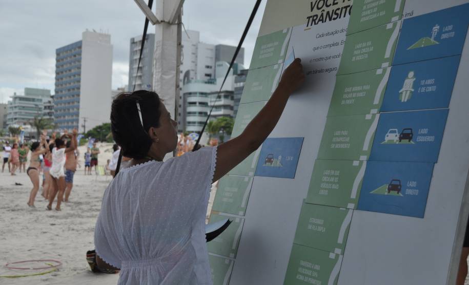 O Departamento de Trânsito do Paraná (Detran) oferece, em uma tenda instalada em Matinhos, cinco atividades divertidas e educativas para crianças e adultos. Elas são: tabuleiro gigante, em que os participantes são as próprias peças, atividades de colorir, painéis com placas sobre infrações de trânsito e suas penalidades, jogos digitais da memória e de simulação do trânsito.