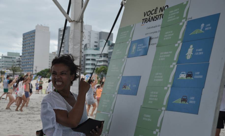 O Departamento de Trânsito do Paraná (Detran) oferece, em uma tenda instalada em Matinhos, cinco atividades divertidas e educativas para crianças e adultos. Elas são: tabuleiro gigante, em que os participantes são as próprias peças, atividades de colorir, painéis com placas sobre infrações de trânsito e suas penalidades, jogos digitais da memória e de simulação do trânsito.