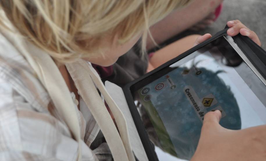 O Departamento de Trânsito do Paraná (Detran) oferece, em uma tenda instalada em Matinhos, cinco atividades divertidas e educativas para crianças e adultos. Elas são: tabuleiro gigante, em que os participantes são as próprias peças, atividades de colorir, painéis com placas sobre infrações de trânsito e suas penalidades, jogos digitais da memória e de simulação do trânsito.