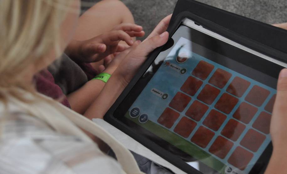 O Departamento de Trânsito do Paraná (Detran) oferece, em uma tenda instalada em Matinhos, cinco atividades divertidas e educativas para crianças e adultos. Elas são: tabuleiro gigante, em que os participantes são as próprias peças, atividades de colorir, painéis com placas sobre infrações de trânsito e suas penalidades, jogos digitais da memória e de simulação do trânsito.