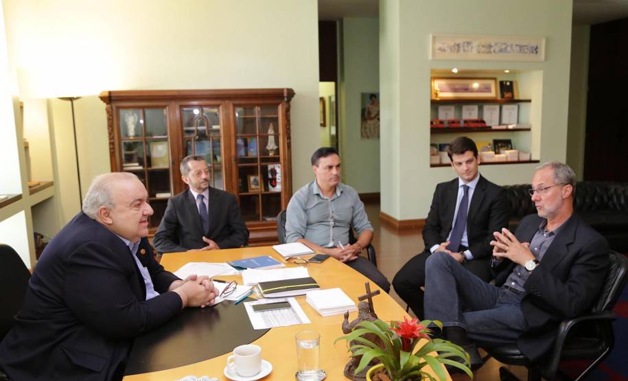 O Departamento de Trânsito do Paraná (Detran) e a prefeitura de Curitiba vão retomar as atividades conjuntas, principalmente os esforços educativos para redução de acidentes e mortes no trânsito. Uma reunião entre o diretor-geral do Detran, Marcos Traad, e o prefeito Rafael Greca, discutiu possibilidades de parcerias, como as que já acontecem entre o Governo do Estado e diversos municípios paranaenses. 
Foto: Joel Rocha/SMCS