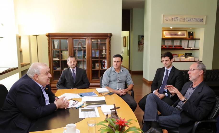 O Departamento de Trânsito do Paraná (Detran) e a prefeitura de Curitiba vão retomar as atividades conjuntas, principalmente os esforços educativos para redução de acidentes e mortes no trânsito. Uma reunião entre o diretor-geral do Detran, Marcos Traad, e o prefeito Rafael Greca, discutiu possibilidades de parcerias, como as que já acontecem entre o Governo do Estado e diversos municípios paranaenses. 
Foto: Joel Rocha/SMCS