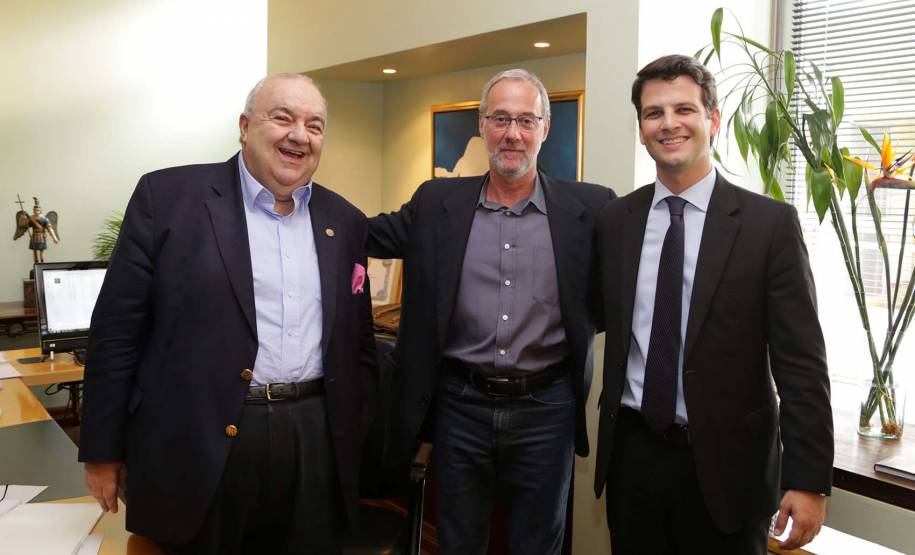 O Departamento de Trânsito do Paraná (Detran) e a prefeitura de Curitiba vão retomar as atividades conjuntas, principalmente os esforços educativos para redução de acidentes e mortes no trânsito. Uma reunião entre o diretor-geral do Detran, Marcos Traad, e o prefeito Rafael Greca, discutiu possibilidades de parcerias, como as que já acontecem entre o Governo do Estado e diversos municípios paranaenses. 
Foto: Joel Rocha/SMCS