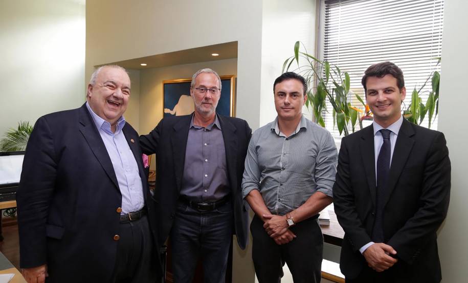 O Departamento de Trânsito do Paraná (Detran) e a prefeitura de Curitiba vão retomar as atividades conjuntas, principalmente os esforços educativos para redução de acidentes e mortes no trânsito. Uma reunião entre o diretor-geral do Detran, Marcos Traad, e o prefeito Rafael Greca, discutiu possibilidades de parcerias, como as que já acontecem entre o Governo do Estado e diversos municípios paranaenses. 
Foto: Joel Rocha/SMCS