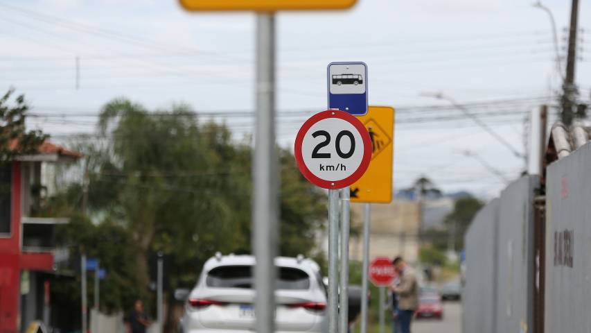 Piraquara/PR - 28/10/2026 - Detran/PR - Sinalização Vertical (Placas): Dividida em regulamentação (regras obrigatórias), advertência (perigos na via) e indicação (orientação e destinos) 